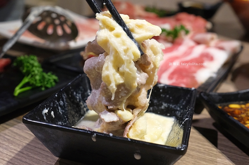 無限和牛吃到飽，將近150種食材打趴一堆火鍋店，滿滿人潮擠到爆！