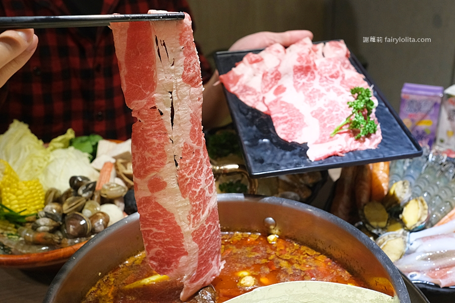 無限和牛吃到飽，將近150種食材打趴一堆火鍋店，滿滿人潮擠到爆！