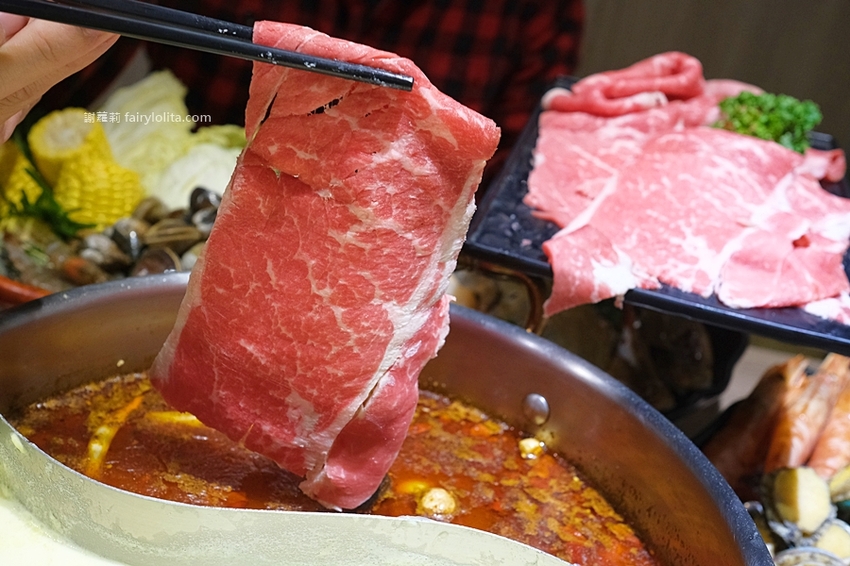 無限和牛吃到飽,將近150種食材打趴一堆火鍋店,滿滿人潮擠到爆!