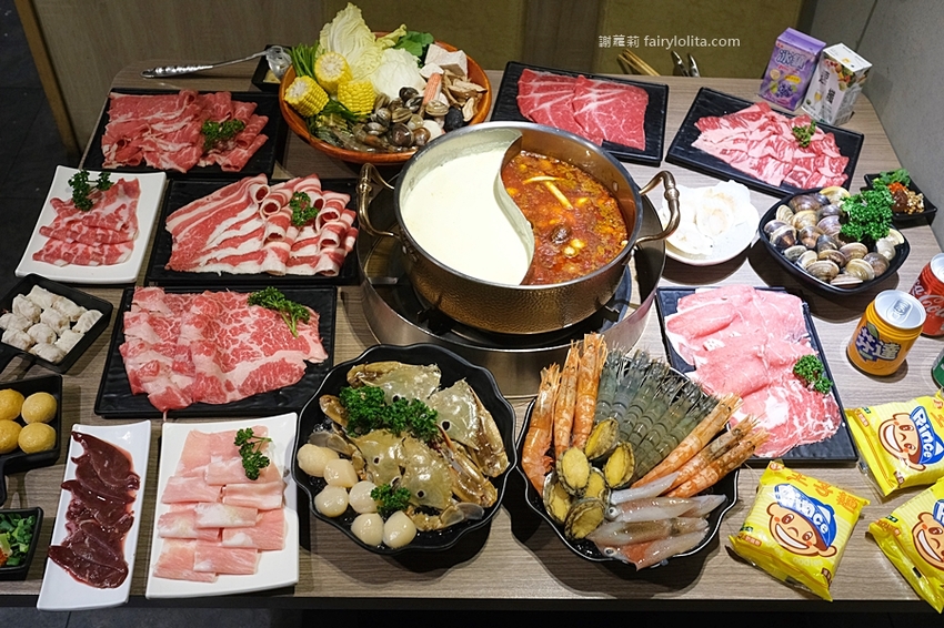 無限和牛吃到飽,將近150種食材打趴一堆火鍋店,滿滿人潮擠到爆!