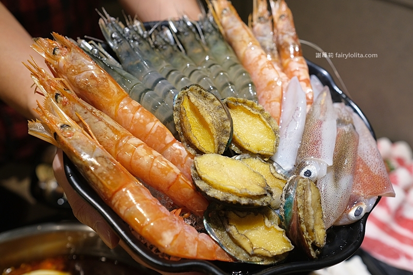 無限和牛吃到飽,將近150種食材打趴一堆火鍋店,滿滿人潮擠到爆!