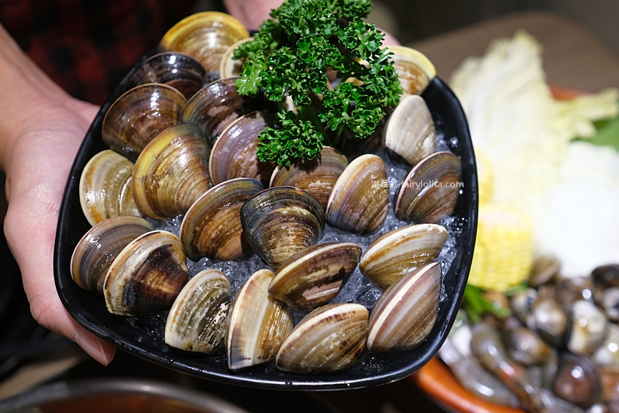 無限和牛吃到飽，將近150種食材打趴一堆火鍋店，滿滿人潮擠到爆！