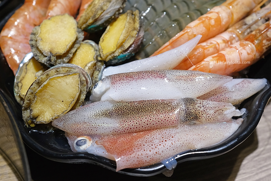 無限和牛吃到飽，將近150種食材打趴一堆火鍋店，滿滿人潮擠到爆！