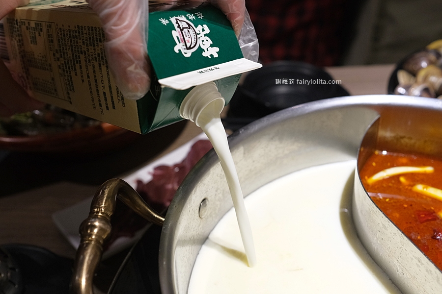 無限和牛吃到飽，將近150種食材打趴一堆火鍋店，滿滿人潮擠到爆！