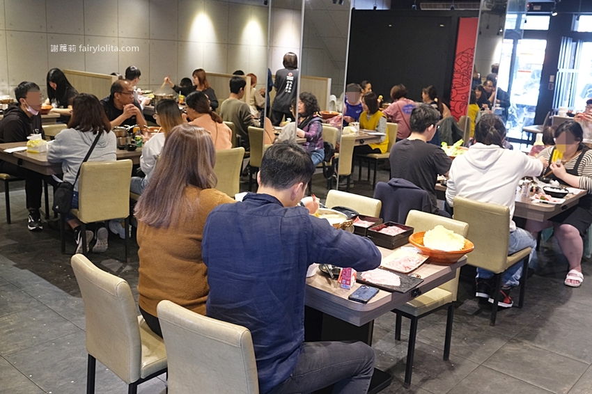 無限和牛吃到飽,將近150種食材打趴一堆火鍋店,滿滿人潮擠到爆!