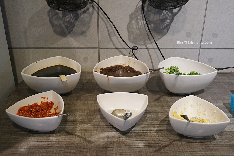 無限和牛吃到飽，將近150種食材打趴一堆火鍋店，滿滿人潮擠到爆！