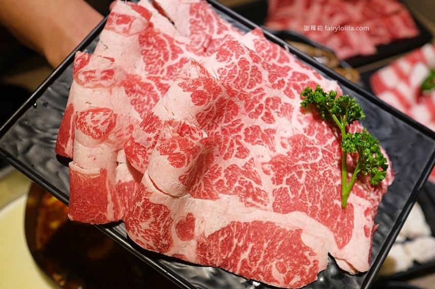 無限和牛吃到飽,將近150種食材打趴一堆火鍋店,滿滿人潮擠到爆!