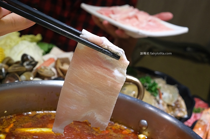 無限和牛吃到飽,將近150種食材打趴一堆火鍋店,滿滿人潮擠到爆!