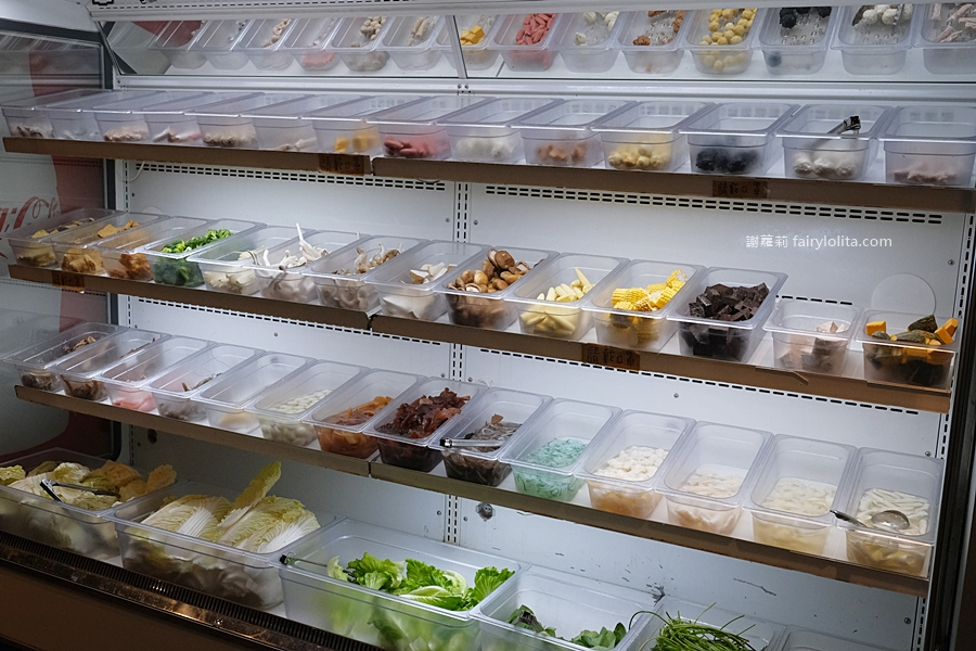 無限和牛吃到飽，將近150種食材打趴一堆火鍋店，滿滿人潮擠到爆！