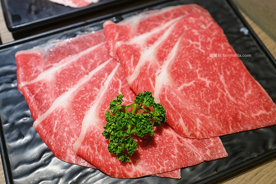 無限和牛吃到飽，將近150種食材打趴一堆火鍋店，滿滿人潮擠到爆！