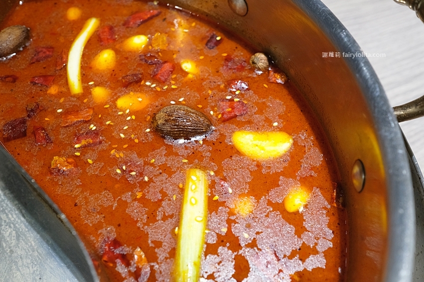 無限和牛吃到飽,將近150種食材打趴一堆火鍋店,滿滿人潮擠到爆!