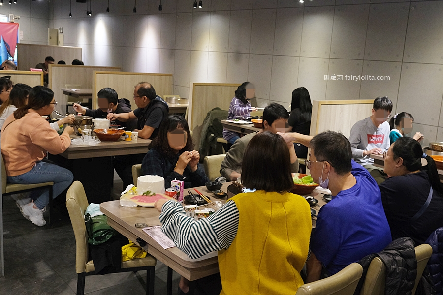 無限和牛吃到飽，將近150種食材打趴一堆火鍋店，滿滿人潮擠到爆！