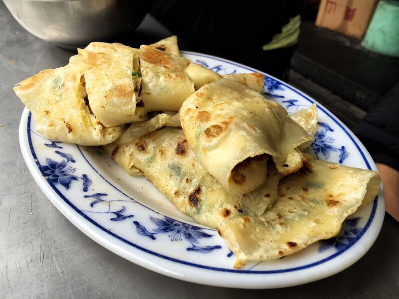 台北劍潭 | 澱粉控的厚餅油條!基河豆漿店 / 老張炭烤燒餅