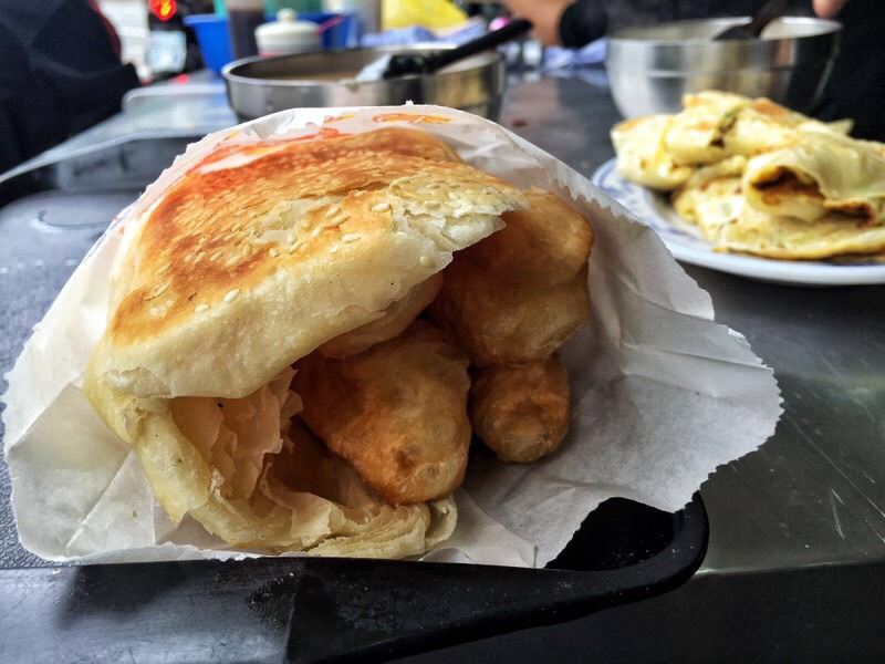 台北劍潭 | 澱粉控的厚餅油條!基河豆漿店 / 老張炭烤燒餅
