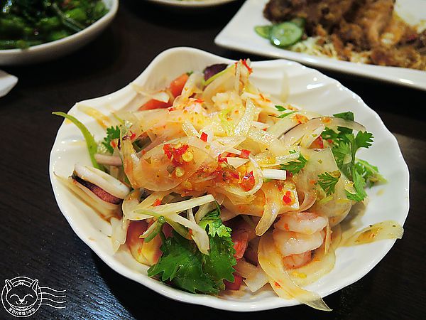 二分之一泰式小館：※ 二分之一泰式小館 ※ 【星羽愛美食-台中】便宜好吃泰式料理，商業四人套餐CP值直衝天際，料多味美還附飲料~