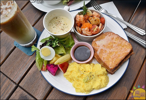 hecho做咖啡:台中勤美草悟道美食。做咖啡。藏身巷弄秘密空中花園 早午餐義式料理很有水準