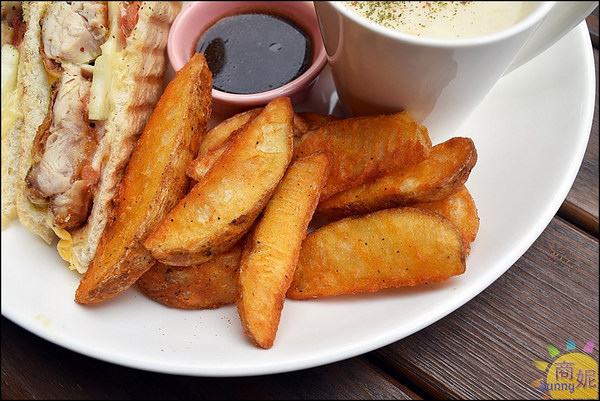 hecho做咖啡:台中勤美草悟道美食。做咖啡。藏身巷弄秘密空中花園 早午餐義式料理很有水準