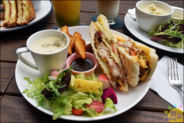 hecho做咖啡:台中勤美草悟道美食。做咖啡。藏身巷弄秘密空中花園 早午餐義式料理很有水準