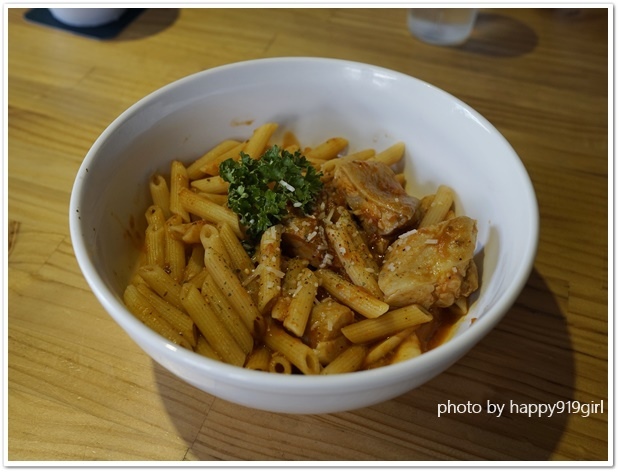 [台中勤美商圈]藏身巷弄二樓的輕食咖啡廳。推~早午餐帕尼尼★hecho做咖啡