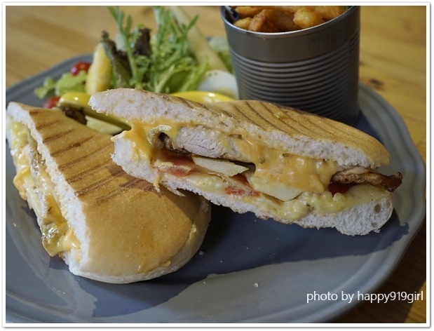 [台中勤美商圈]藏身巷弄二樓的輕食咖啡廳。推~早午餐帕尼尼★hecho做咖啡