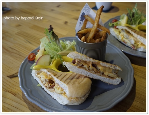 [台中勤美商圈]藏身巷弄二樓的輕食咖啡廳。推~早午餐帕尼尼★hecho做咖啡