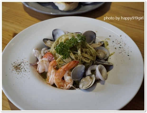 [台中勤美商圈]藏身巷弄二樓的輕食咖啡廳。推~早午餐帕尼尼★hecho做咖啡