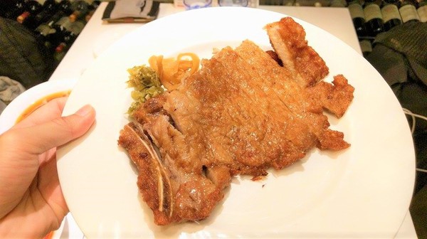 天下三絕：天下三絕-台北東區頂級牛肉麵   近捷運忠孝復興站  從裝潢到餐點  絕對顛覆你對牛肉麵的印象  還是外交部宴客的必訪餐廳