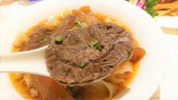 天下三絕：天下三絕-台北東區頂級牛肉麵   近捷運忠孝復興站  從裝潢到餐點  絕對顛覆你對牛肉麵的印象  還是外交部宴客的必訪餐廳