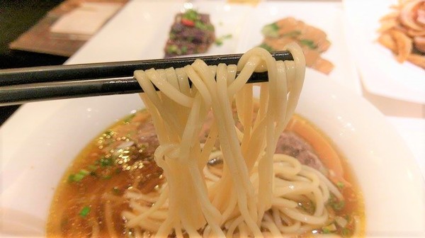 天下三絕：天下三絕-台北東區頂級牛肉麵   近捷運忠孝復興站  從裝潢到餐點  絕對顛覆你對牛肉麵的印象  還是外交部宴客的必訪餐廳