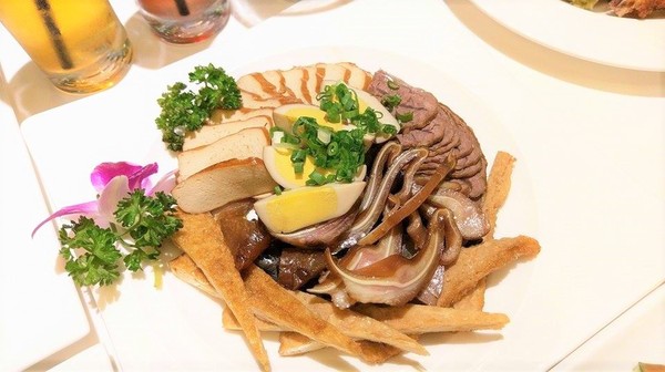 天下三絕：天下三絕-台北東區頂級牛肉麵   近捷運忠孝復興站  從裝潢到餐點  絕對顛覆你對牛肉麵的印象  還是外交部宴客的必訪餐廳