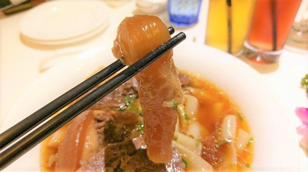 天下三絕：天下三絕-台北東區頂級牛肉麵   近捷運忠孝復興站  從裝潢到餐點  絕對顛覆你對牛肉麵的印象  還是外交部宴客的必訪餐廳