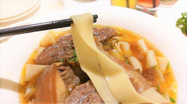 天下三絕：天下三絕-台北東區頂級牛肉麵   近捷運忠孝復興站  從裝潢到餐點  絕對顛覆你對牛肉麵的印象  還是外交部宴客的必訪餐廳