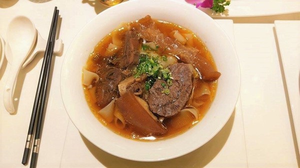 天下三絕：天下三絕-台北東區頂級牛肉麵   近捷運忠孝復興站  從裝潢到餐點  絕對顛覆你對牛肉麵的印象  還是外交部宴客的必訪餐廳