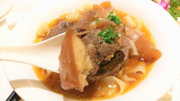 天下三絕：天下三絕-台北東區頂級牛肉麵   近捷運忠孝復興站  從裝潢到餐點  絕對顛覆你對牛肉麵的印象  還是外交部宴客的必訪餐廳