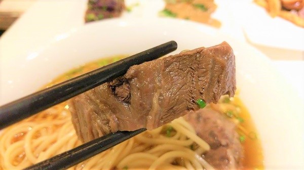 天下三絕：天下三絕-台北東區頂級牛肉麵   近捷運忠孝復興站  從裝潢到餐點  絕對顛覆你對牛肉麵的印象  還是外交部宴客的必訪餐廳