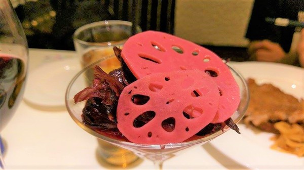 天下三絕：天下三絕-台北東區頂級牛肉麵   近捷運忠孝復興站  從裝潢到餐點  絕對顛覆你對牛肉麵的印象  還是外交部宴客的必訪餐廳