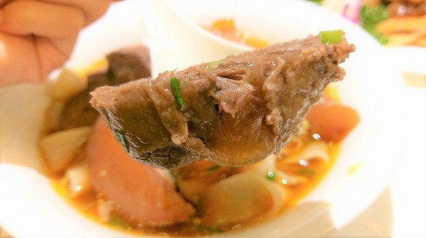 天下三絕：天下三絕-台北東區頂級牛肉麵   近捷運忠孝復興站  從裝潢到餐點  絕對顛覆你對牛肉麵的印象  還是外交部宴客的必訪餐廳