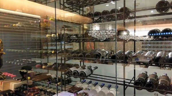 天下三絕：天下三絕-台北東區頂級牛肉麵   近捷運忠孝復興站  從裝潢到餐點  絕對顛覆你對牛肉麵的印象  還是外交部宴客的必訪餐廳