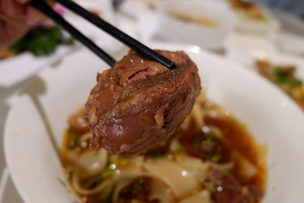 【餐廳】台北・大安區|台北東區・捷運忠孝復興站・使用澳洲頂級花腱、美國腱子心の頂級牛肉麵・搭配紅酒新吃法!天下三絕麵食館