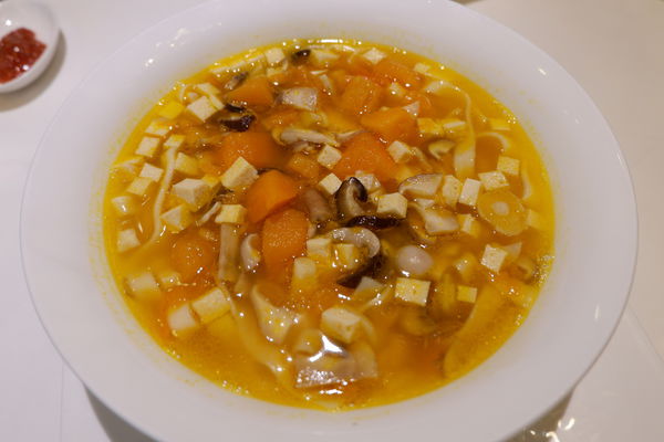 【餐廳】台北・大安區|台北東區・捷運忠孝復興站・使用澳洲頂級花腱、美國腱子心の頂級牛肉麵・搭配紅酒新吃法!天下三絕麵食館