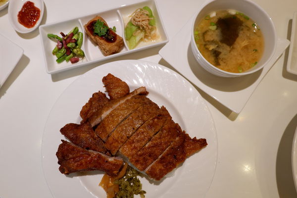 【餐廳】台北・大安區|台北東區・捷運忠孝復興站・使用澳洲頂級花腱、美國腱子心の頂級牛肉麵・搭配紅酒新吃法!天下三絕麵食館