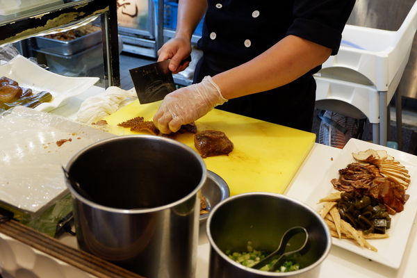 【餐廳】台北・大安區|台北東區・捷運忠孝復興站・使用澳洲頂級花腱、美國腱子心の頂級牛肉麵・搭配紅酒新吃法!天下三絕麵食館