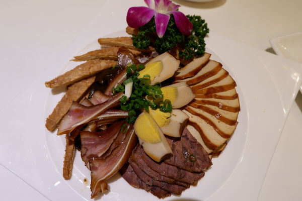 【餐廳】台北・大安區|台北東區・捷運忠孝復興站・使用澳洲頂級花腱、美國腱子心の頂級牛肉麵・搭配紅酒新吃法!天下三絕麵食館