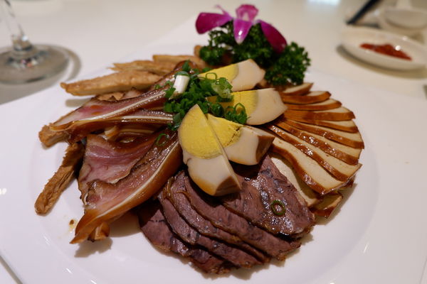 【餐廳】台北・大安區|台北東區・捷運忠孝復興站・使用澳洲頂級花腱、美國腱子心の頂級牛肉麵・搭配紅酒新吃法!天下三絕麵食館