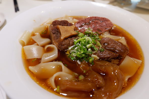 【餐廳】台北・大安區|台北東區・捷運忠孝復興站・使用澳洲頂級花腱、美國腱子心の頂級牛肉麵・搭配紅酒新吃法!天下三絕麵食館