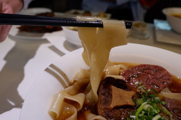 【餐廳】台北・大安區|台北東區・捷運忠孝復興站・使用澳洲頂級花腱、美國腱子心の頂級牛肉麵・搭配紅酒新吃法!天下三絕麵食館