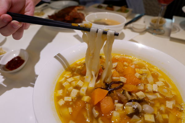 【餐廳】台北・大安區|台北東區・捷運忠孝復興站・使用澳洲頂級花腱、美國腱子心の頂級牛肉麵・搭配紅酒新吃法!天下三絕麵食館