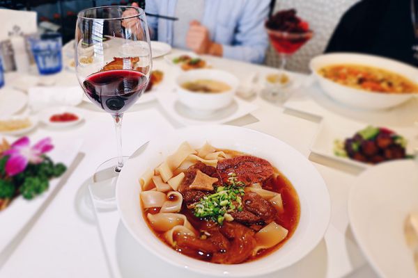 【餐廳】台北・大安區|台北東區・捷運忠孝復興站・使用澳洲頂級花腱、美國腱子心の頂級牛肉麵・搭配紅酒新吃法!天下三絕麵食館