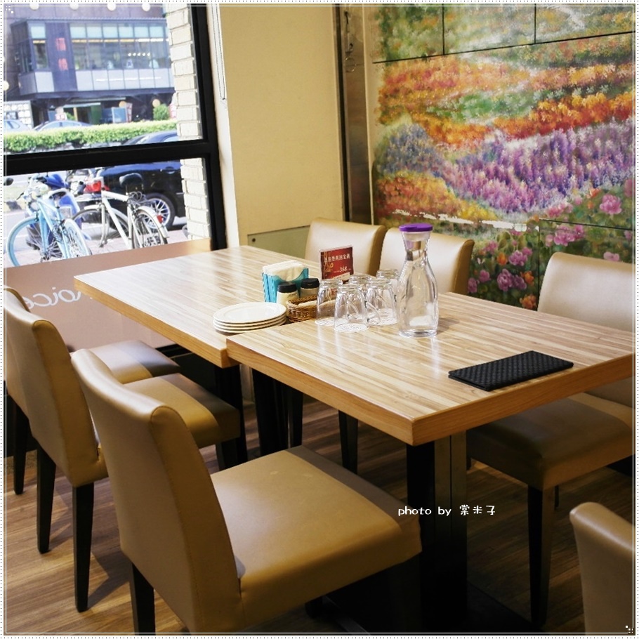 [台南中西區]喬義思窯烤手作廚房-烤全雞徒手抓著吃真的好過癮!還有好吃的海陸大滿貫披薩料、青醬羅勒海鮮海鮮麵!