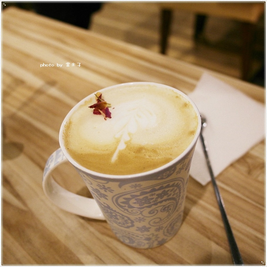 [台南中西區]喬義思窯烤手作廚房-烤全雞徒手抓著吃真的好過癮!還有好吃的海陸大滿貫披薩料、青醬羅勒海鮮海鮮麵!